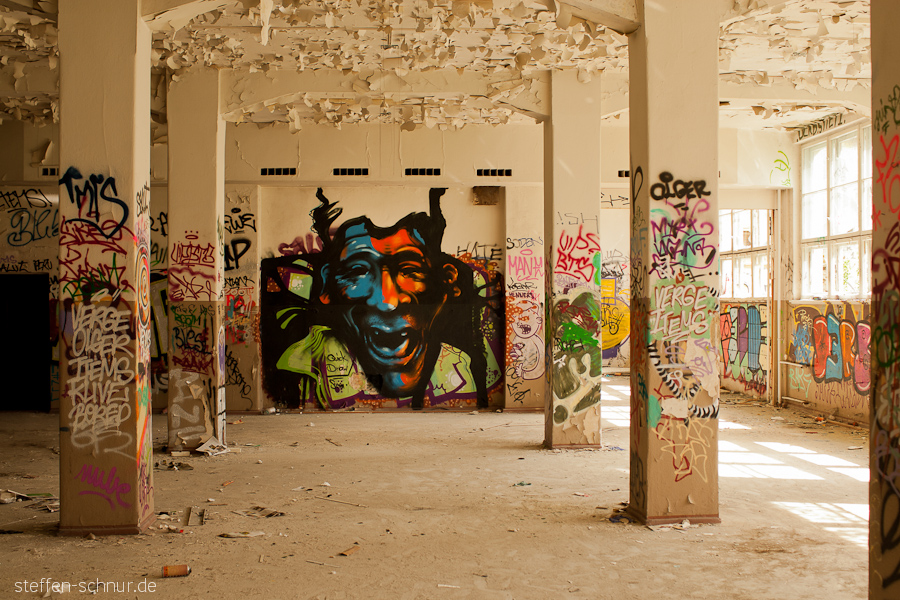 abandoned
 2D human
 graffito
 art
 columns
