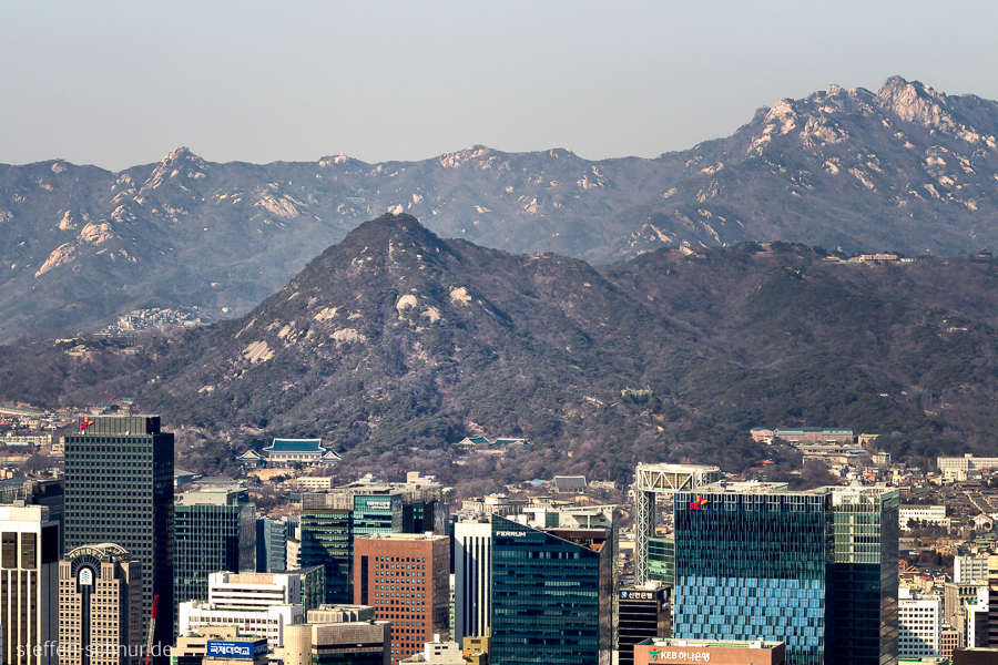 Seoul
 South Korea
 Bugaksan
 Cheongwadae
 metropolis
 outskirts
