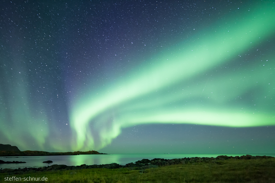 aurora borealis
 mountains
 Flakstadøy
 Nordland
 North Sea
 Polar Circle
 lights
