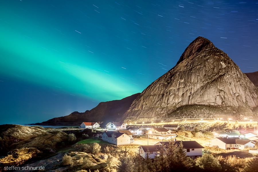 aurora borealis
 mountain
 Nordland
 Reine
 village
 houses
 long Exposure
