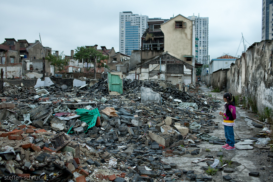 Shanghai
 China
 demolition area
 house demolition
 child
 bleak

