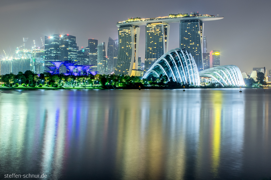 city skyline
 Gardens by the Bay
 Singapore
 nature

