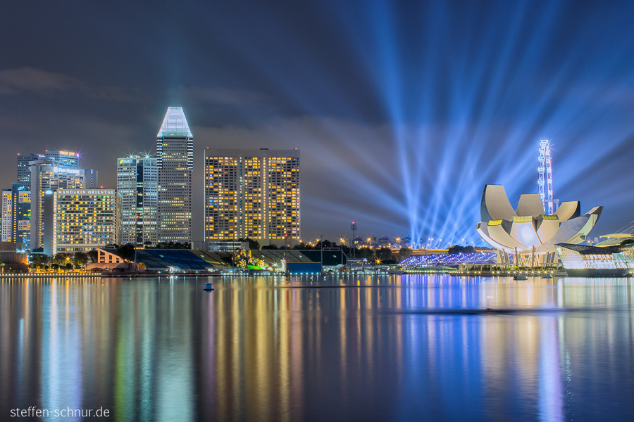 ArtScience Museum
 city skyline
 big wheel
 Singapore
 lights
 light rays
 modern
