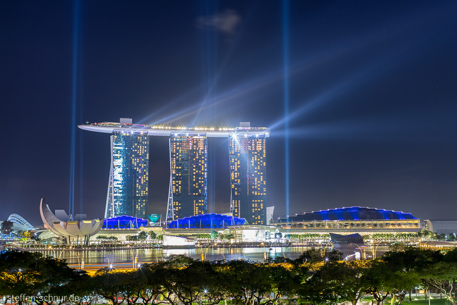 Marina Bay Sands
 Singapore
 light rays
 night
